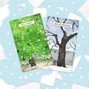 Puede incluir: Dos cartas de tarot con ilustraciones de un gato negro junto a una l&aacute;pida y un gato gris cerca de un &aacute;rbol nevado. Las cartas est&aacute;n sobre un fondo azul claro con patrones de nubes blancas y huellas de patas. Las cartas est&aacute;n etiquetadas como "XII - Death" y "Ace of Pentacles."