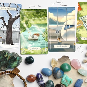 Puede incluir: Cartas del tarot con ilustraciones de gatos en escenas de invierno, verano y primavera, junto con gemas coloridas y flores secas. Las cartas incluyen 'Ace of Pentacles', '2 of Cups', '3 of Wands' y '4 of Swords'.