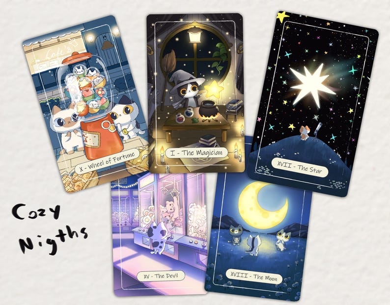 Puede incluir: Un conjunto de cartas del tarot con ilustraciones caprichosas. Las cartas representan escenas con gatos, incluyendo un gato mago, un gato bajo un cielo estrellado y gatos cerca de una luna. El texto "Cozy Nights" tambi&eacute;n es visible.