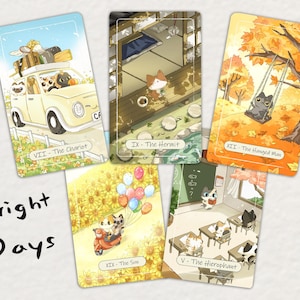 Puede incluir: Un conjunto de cartas del tarot con ilustraciones caprichosas. Las cartas representan gatos en varias escenas, incluyendo un coche, una habitaci&oacute;n de estilo japon&eacute;s, un columpio, un scooter y un aula. Tambi&eacute;n se ve el texto "Bright Days".