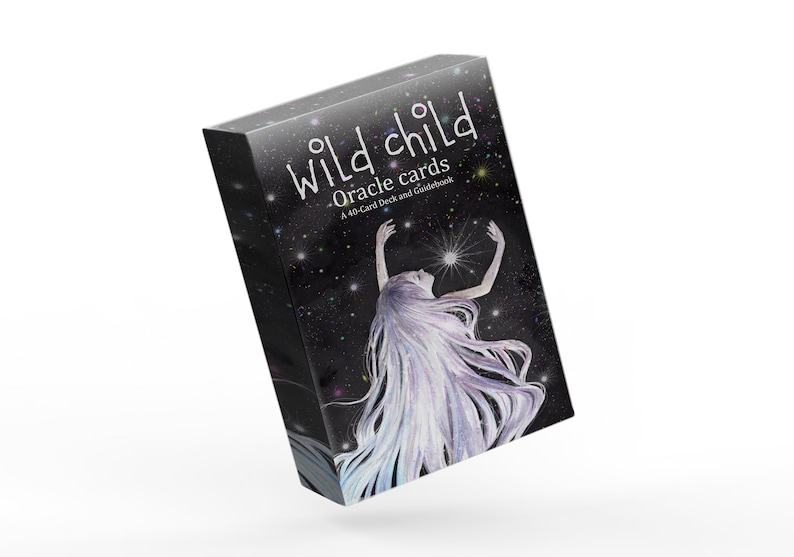 K&ouml;nnte beinhalten: Eine schwarze Box mit dem Text "Wild Child Oracle Cards" und einem 40-Karten-Deck und einem Begleitbuch. Die Box zeigt eine Aquarellillustration einer Frau mit langen, flie&szlig;enden Haaren, die zu einem hellen Stern in einem dunklen, sternen&uuml;bers&auml;ten Himmel greift.
