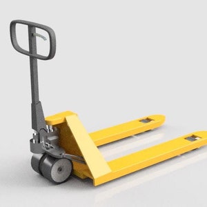 Op de afbeelding: Een gele palletwagen met een zwart handvat en wielen. De palletwagen is ontworpen om zware voorwerpen te tillen en te verplaatsen.