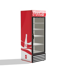 Può includere: Un frigorifero commerciale a marchio Coca-Cola rosso con una porta in vetro e finiture nere. Il frigorifero ha quattro ripiani e una grafica di bottiglia Coca-Cola sul lato.