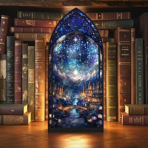 Puede incluir: Un vitral que representa un paisaje celestial con un puente, edificios y montañas, iluminado por una luna llena y estrellas. El vitral se encuentra frente a una estantería de libros antiguos.