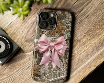 Capa de celular estética Coquette, capa de celular Y2K, capa de celular camuflada com laço, estilo preppy, estilo "That Girl" (Aquela Garota) - uma garota suave e elegante, estampa camuflada Real Tree, capa fofa para iPhone