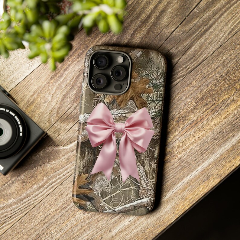 Capa de celular estética Coquette, capa de celular Y2K, capa de celular camuflada com laço, estilo preppy, estilo "That Girl" (Aquela Garota) - uma garota suave e elegante, estampa camuflada Real Tree, capa fofa para iPhone imagem 2