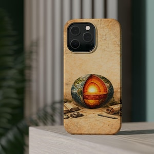 Puede incluir: Funda de teléfono con una ilustración detallada de una sección transversal de la Tierra, que muestra su núcleo y capas. El diseño incluye un fondo de mapa vintage, libros abiertos y un bolígrafo, creando una estética académica.
