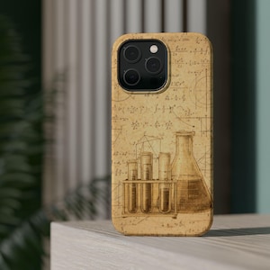 Op de afbeelding: Een bruin telefoonhoesje met een vintage wetenschapsthema. Het ontwerp bevat een beker, reageerbuizen en wiskundige vergelijkingen. De hoes heeft een glanzende afwerking en een camera-uitsparing.