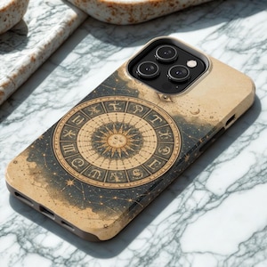 Puede incluir: Una funda de teléfono con un diseño astrológico vintage. La funda tiene una combinación de colores beige y azul oscuro con una ilustración detallada de un sol, símbolos del zodiaco y elementos celestes. Diseñada para un smartphone.