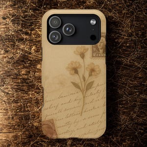 Könnte beinhalten: Beigefarbene Handyhülle mit Vintage-Design. Sie zeigt Blumenillustrationen, Briefmarken und handschriftlichen Text. Die Hülle hat einen Kameraausschnitt und eine glatte Oberfläche.