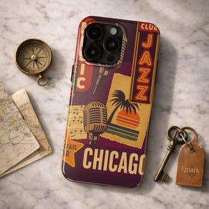 Może przedstawiać: Etui na telefon z motywem vintage klubu jazzowego z Chicago. Etui posiada mikrofon, palmę i napis "Chicago" w stylu retro. Inne przedmioty to kompas, mapa i klucze.