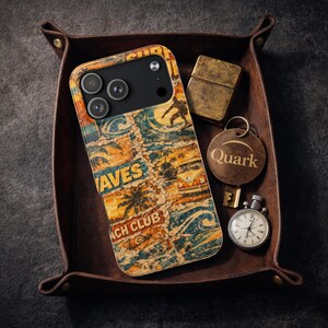 iPhone-skal med surfkollage från 70-talet: Vintage Americana-strandvibbar (iPhone 13-17-serien)