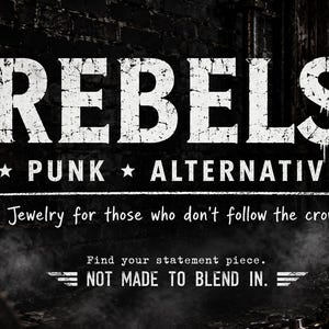 Könnte beinhalten: Eine dunkle, texturierte Grafik mit dem weißen Text REBELS PUNK ALTERNATIVE, Jewelry for those who don't follow the crowd, Find your statement piece und NOT MADE TO BLEND IN vor einem körnigen Ziegelwandhintergrund mit Metallketten.