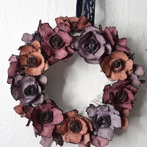 Deko Kranz,stylischer rosenkranz, UNIKAT, mit aufwendigen kartonrosen,kreativ,rosen,Kranz,Papier,upcycling,wanddeko,Geschenk,papierblumen