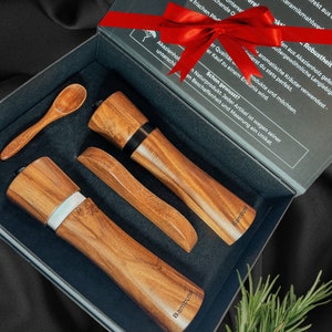 Bambuna® edles Pfeffermühlen Set aus Holz Salz und Pfeffermühle Untersetzer und Löffel aus Akazienholz hochwertige Geschenk Box Bild 5