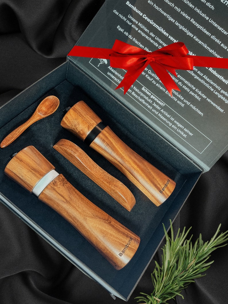 Bambuna® edles Pfeffermühlen Set aus Holz Salz und Pfeffermühle Untersetzer und Löffel aus Akazienholz hochwertige Geschenk Box Bild 5