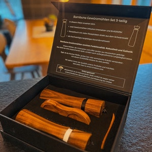 Bambuna® edles Pfeffermühlen Set aus Holz Salz und Pfeffermühle Untersetzer und Löffel aus Akazienholz hochwertige Geschenk Box Bild 9