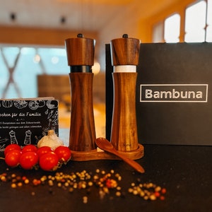 Bambuna® edles Pfeffermühlen Set aus Holz Salz und Pfeffermühle Untersetzer und Löffel aus Akazienholz hochwertige Geschenk Box Bild 2