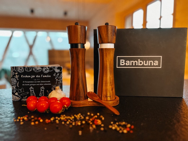 Bambuna® edles Pfeffermühlen Set aus Holz Salz und Pfeffermühle Untersetzer und Löffel aus Akazienholz hochwertige Geschenk Box Bild 2