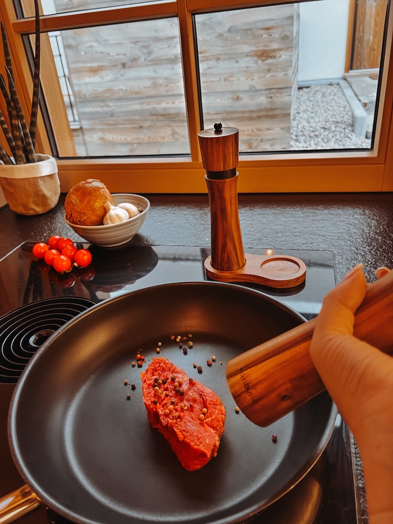 Bambuna® edles Pfeffermühlen Set aus Holz Salz und Pfeffermühle Untersetzer und Löffel aus Akazienholz hochwertige Geschenk Box Bild 4