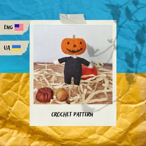Puede incluir: Una figura de Halloween tejida a ganchillo con una cabeza de calabaza naranja y un cuerpo negro. La figura tiene una cara sonriente y está de pie sobre un lecho de paja. Las palabras "CROCHET PATTERN" están impresas en la parte inferior de la imagen.
