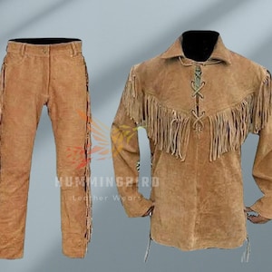Peut inclure: Un ensemble chemise et pantalon en daim marron avec des détails en franges. La chemise a un devant à lacets et des manches longues. Le pantalon a une jambe droite et des franges sur les côtés.