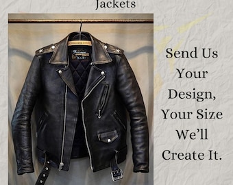 Könnte beinhalten: Eine schwarze Lederjacke im Motorrad-Stil mit Reißverschluss und gestepptem Futter. Die Jacke hat ein sternförmiges Detail am Kragen und ein Etikett mit der Aufschrift "The Motorcycle Shop". Der Text "Send Us Your Design, Your Size We'll Create It." wird auf der rechten Seite des Bildes angezeigt. Der Text "Hummingbirdwears.etsy.com" wird am unteren Rand des Bildes angezeigt.