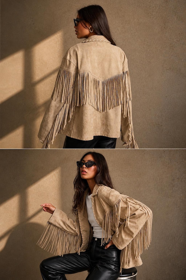K&ouml;nnte beinhalten: Beigefarbene Wildlederjacke mit langen Fransen an den &Auml;rmeln und am R&uuml;cken. Die Jacke hat einen klassischen Western-Stil mit Kragen und lockerer Passform. Das Model tr&auml;gt eine schwarze Sonnenbrille und eine schwarze Hose.
