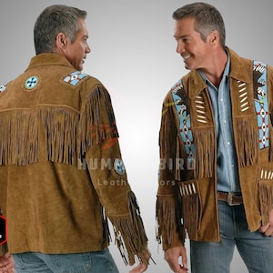 Puede incluir: Una chaqueta de ante marrón con detalles de flecos y bordados y abalorios de inspiración nativa americana. La chaqueta tiene cierre de cremallera y cuello alzado.