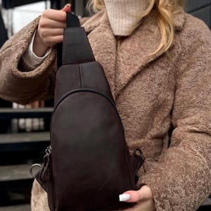 Leder Sling Bag, Sling Bag aus Leder für Männer, Sling Bag aus Leder für Frauen, Jubiläumsgeschenk für Mann oder Freund, braune Brusttasche