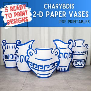 Op de afbeelding: Vijf witte en blauwe 2D papieren vaasontwerpen. De vazen hebben een Grieks geïnspireerd ontwerp met blauwe accenten. De tekst in de afbeelding luidt "CHARYBDIS 2-D PAPER VASES PDF PRINTABLES" en "5 READY TO PRINT DESIGNS".