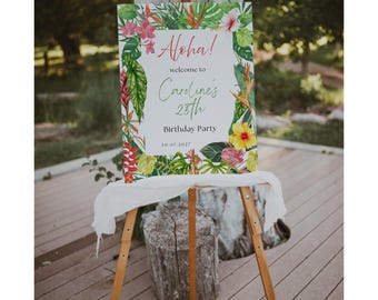 Peut inclure: Une pancarte de fête d'anniversaire sur le thème tropical avec un fond blanc et des accents floraux verts, rouges et jaunes. La pancarte indique "Aloha ! Bienvenue à la fête d'anniversaire de Caroline, 25 ans, 10.07.2027".