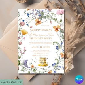 Peut inclure: Une invitation sur le thème floral pour un goûter d'anniversaire. L'invitation présente une illustration aquarelle d'une couronne de fleurs et de feuilles, avec une tasse à thé et une soucoupe au centre. Le texte de l'invitation indique "Sabrina Hawkins Afternoon Tea Birthday Party" et comprend la date, l'heure et le lieu de l'événement.
