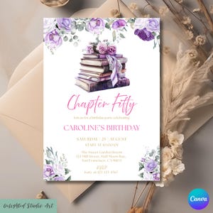 Pode incluir: Um cartão de convite branco com ilustrações florais e de livros. O texto diz "Chapter Fifty" e "Caroline's Birthday". O cartão inclui detalhes do evento: data, hora e local. O design apresenta flores e vegetação roxas.