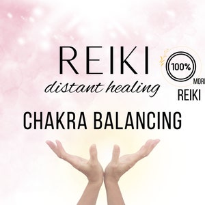 Op de afbeelding: Afbeelding met de woorden "REIKI distant healing CHAKRA BALANCING" in zwarte letters. De achtergrond is een zachtroze en witte aquareleffect. Een cirkelvormige afbeelding leest "100% MORE REIKI". Twee handen reiken omhoog.