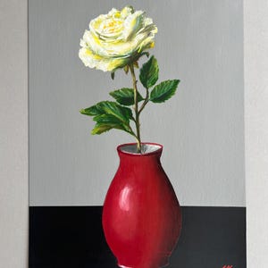 Dipinto di rosa bianca - Natura morta floreale con vaso rosso - Tecnica mista moderna - Opera d'arte originale da parete - 12 x 16 pollici