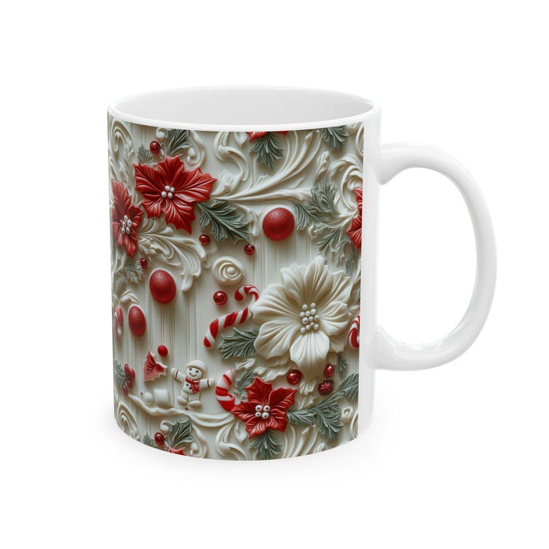 K&ouml;nnte beinhalten: Wei&szlig;e Keramiktasse mit festlichem Weihnachtsdesign. Die Tasse hat ein erhabenes Reliefmuster aus roten Weihnachtssternen, wei&szlig;en Blumen, Zuckerstangen und einem Schneemann auf cremefarbenem Hintergrund. Die Tasse hat einen wei&szlig;en Griff.
