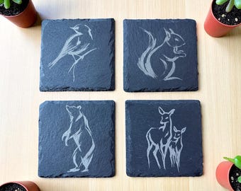 Posavasos de pizarra con animales grabados: decoración rústica de bosque