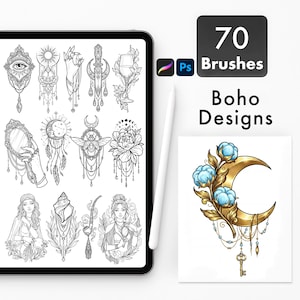 Pode incluir: Conjunto de design de arte digital com 70 pincéis com designs boho. A imagem inclui um tablet exibindo várias ilustrações de arte linear, uma caneta e um cartão com um design de lua crescente dourada com flores azuis e uma chave.