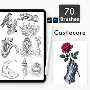Può includere: Un tablet digitale che mostra 70 pennelli Castlecore per Procreate e Photoshop, con illustrazioni in bianco e nero di cavalieri, corone, torri e lune, insieme a uno stilo e un disegno a colori di un guanto d'armatura che regge una rosa rossa.