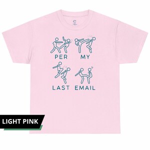 Peut inclure: T-shirt rose clair avec un motif sarcelle. Le motif repr&eacute;sente des personnages en b&acirc;ton dans diverses poses d'action, avec les mots "PER MY LAST EMAIL" imprim&eacute;s en dessous. Le t-shirt a un col rond et des manches courtes.