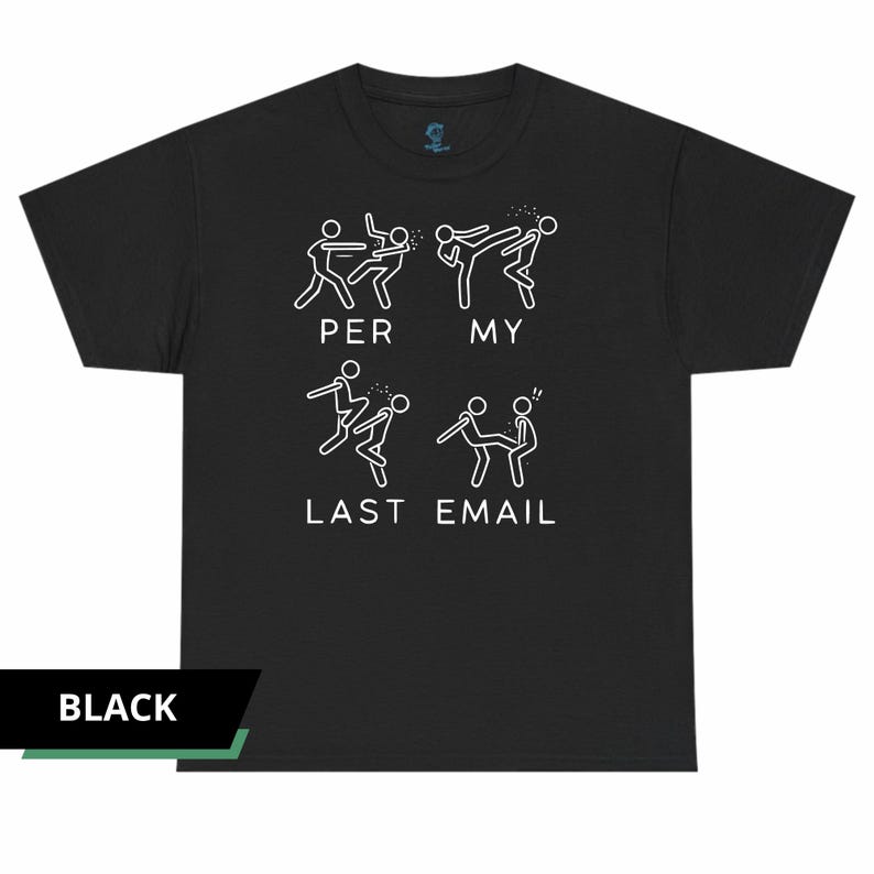 Peut inclure: T-shirt noir avec un motif blanc repr&eacute;sentant des personnages en b&acirc;ton dans diverses poses d'action, accompagn&eacute; du texte "PER MY LAST EMAIL". Le t-shirt est de style col rond.