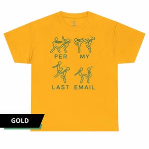 Peut inclure: T-shirt jaune moutarde avec un motif humoristique vert. Le motif repr&eacute;sente des personnages stylis&eacute;s en action, avec le texte "PER MY LAST EMAIL". V&ecirc;tement d&eacute;contract&eacute;.