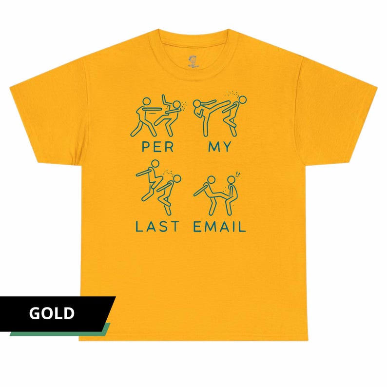 Peut inclure: T-shirt jaune moutarde avec un motif humoristique vert. Le motif repr&eacute;sente des personnages stylis&eacute;s en action, avec le texte "PER MY LAST EMAIL". V&ecirc;tement d&eacute;contract&eacute;.