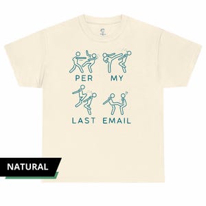 Peut inclure: T-shirt de couleur cr&egrave;me avec un motif graphique turquoise. Le motif repr&eacute;sente des personnages en b&acirc;ton dans diverses poses d'action, avec les mots "PER MY LAST EMAIL" en dessous. Le t-shirt a un col rond et des manches courtes. Le mot "NATURAL" est dans un encadr&eacute; noir en bas.