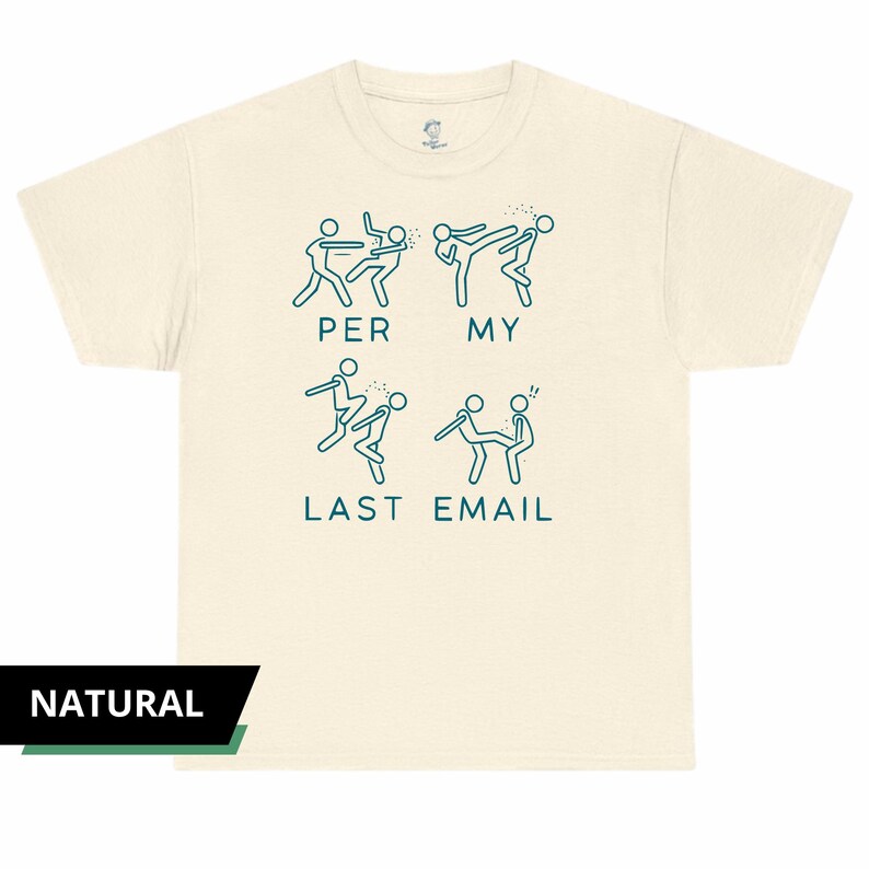 Peut inclure: T-shirt de couleur cr&egrave;me avec un motif graphique turquoise. Le motif repr&eacute;sente des personnages en b&acirc;ton dans diverses poses d'action, avec les mots "PER MY LAST EMAIL" en dessous. Le t-shirt a un col rond et des manches courtes. Le mot "NATURAL" est dans un encadr&eacute; noir en bas.