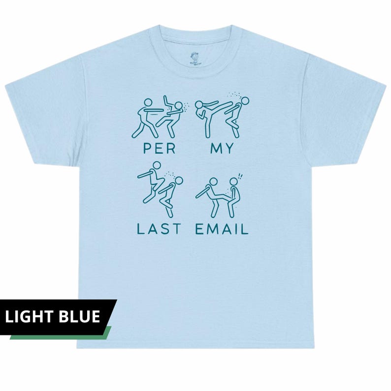 Peut inclure: T-shirt bleu clair avec un motif vert d'eau. Le motif repr&eacute;sente des personnages en b&acirc;ton dans diverses poses d'action, avec les mots "PER MY LAST EMAIL" imprim&eacute;s en dessous. Le t-shirt est de style col rond.