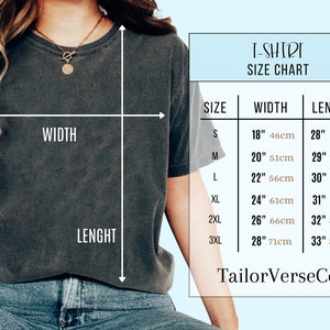 Peut inclure: Un t-shirt gris fonc&eacute; avec un tableau des tailles. Le tableau indique les mesures de largeur et de longueur en pouces et en centim&egrave;tres. Les tailles vont de S &agrave; 3XL, avec des largeurs de 46cm &agrave; 71cm et des longueurs de 71cm &agrave; 83cm.