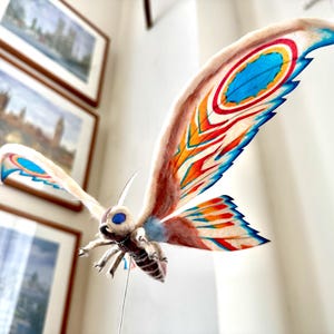 Eternal Mothra 1998 Skulptur: Återfödelse av Mothra-figuren