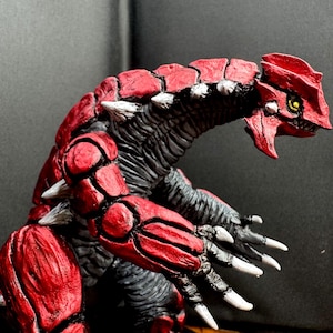 Pokémon réaliste Groudon. Statue Pokémon Groudon.